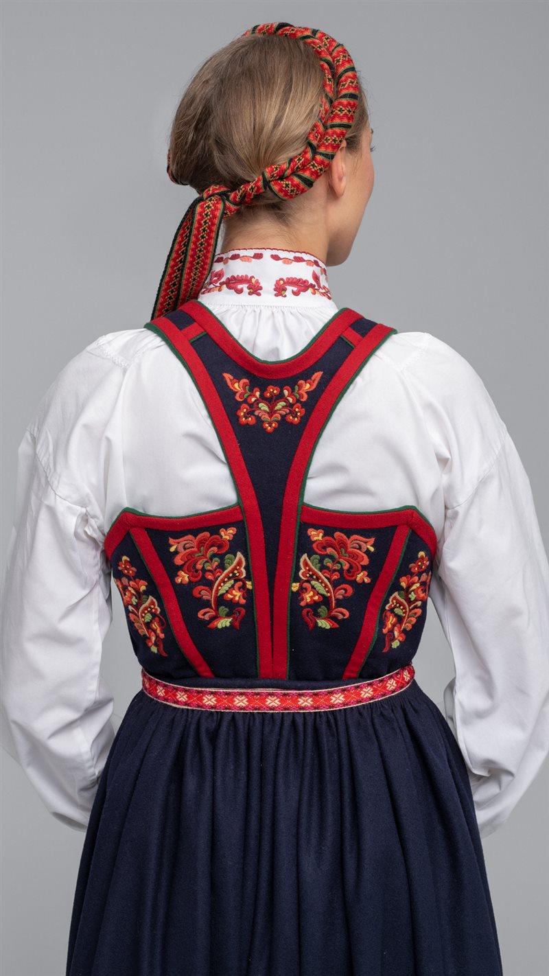 VestTelemarksbunad, modell fra Porsgrunn Vestfold og Telemark Alle